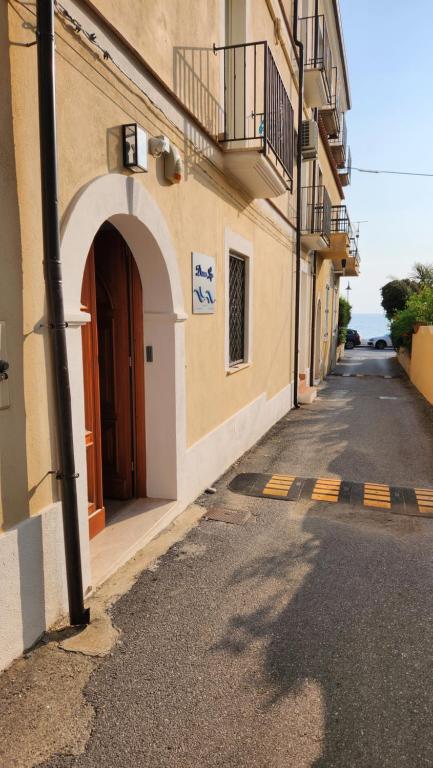 eine leere Straße vor einem Gebäude in der Unterkunft Donna Lea in Cittadella del Capo