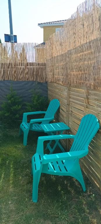 deux chaises de jardin bleues assises dans la cour dans l'établissement Maison avec piscine privée aux portes des Cévennes, à Saint-Christol-lès-Alès