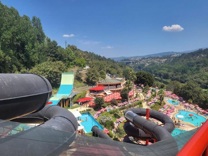 uma vista para um parque aquático com um escorrega aquático em Centro da cidade Amarante em Amarante