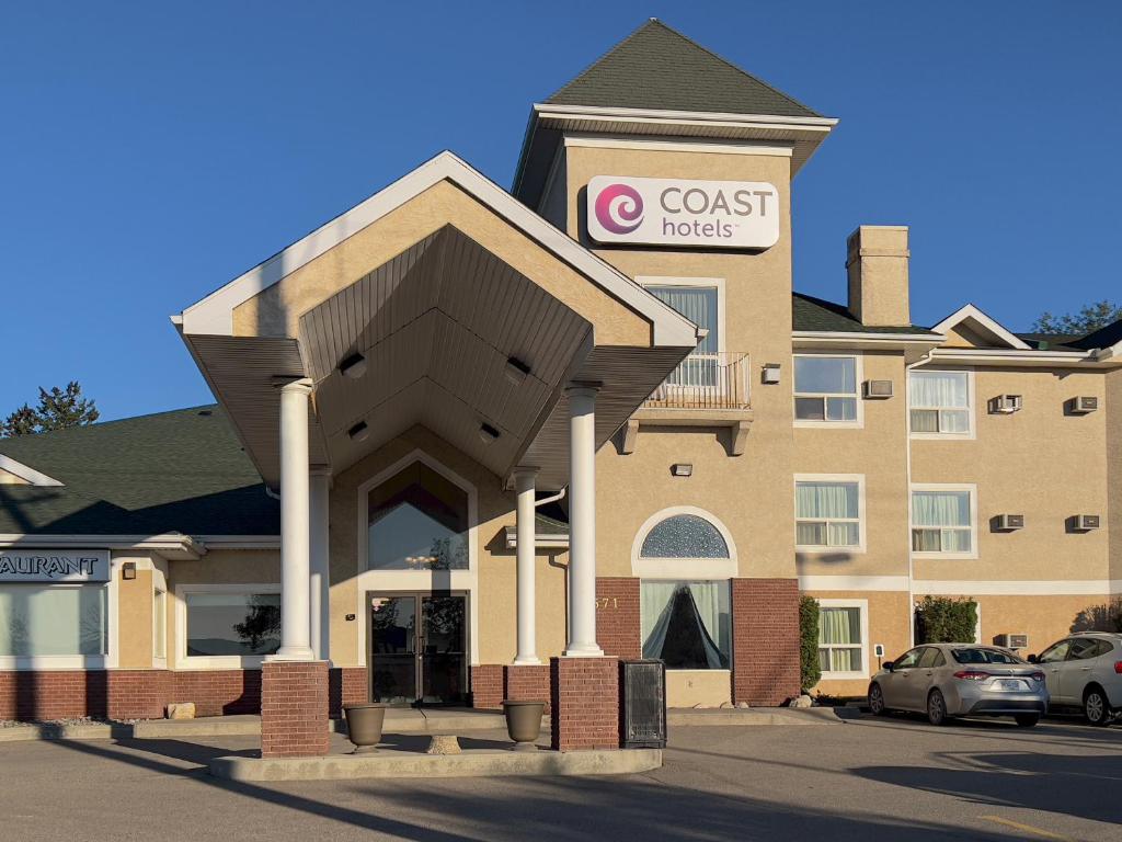 a guest house with a sign on the front of it at Coast Hinton Hotel in Hinton