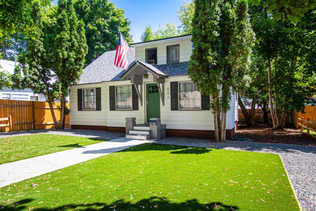 uma casa com uma bandeira americana no quintal em Lake City Charmer em Coeur d'Alene