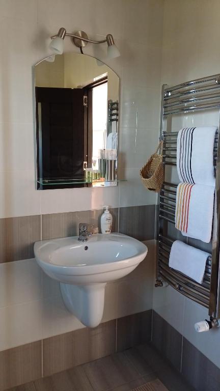 Ένα μπάνιο στο Dragomirna Sunset