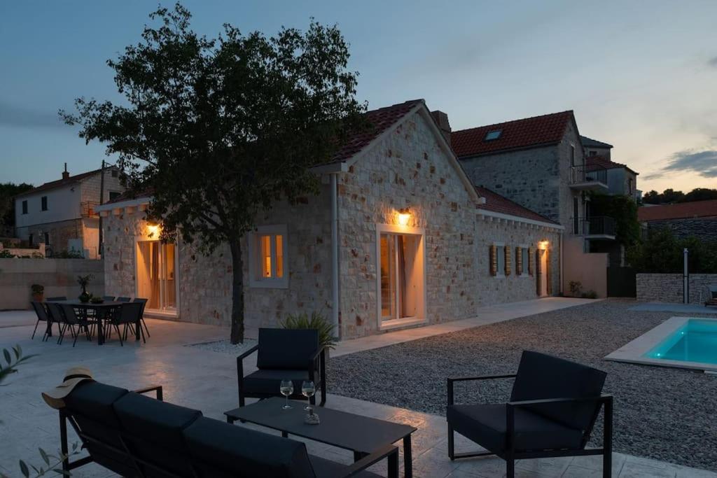 een patio van een villa met zwembad bij Villa Olim Civitas in Škrip
