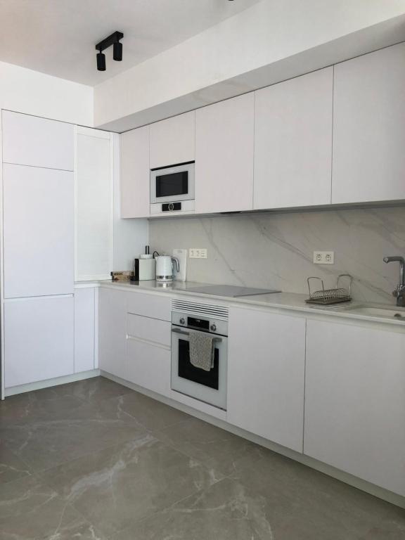 Kuchyňa alebo kuchynka v ubytovaní Modern Apartment in Torrevjea 200m From the Loccos Beach