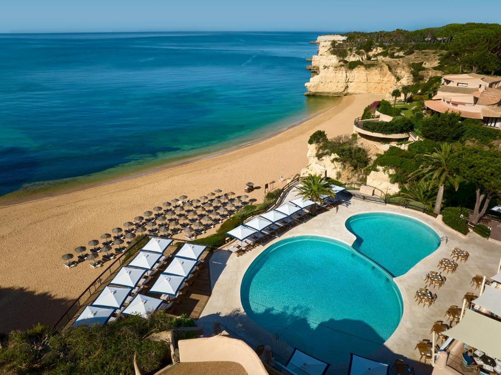 - une vue aérienne sur la plage et l'océan dans l'établissement Vilalara Thalassa Resort, à Armação de Pêra