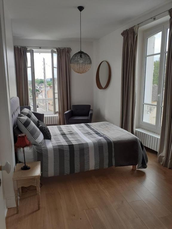 Photo de la galerie de l'établissement centre ville, chambre indépendante 20m2 et sa salle de bain privée, à Nogent-le-Rotrou