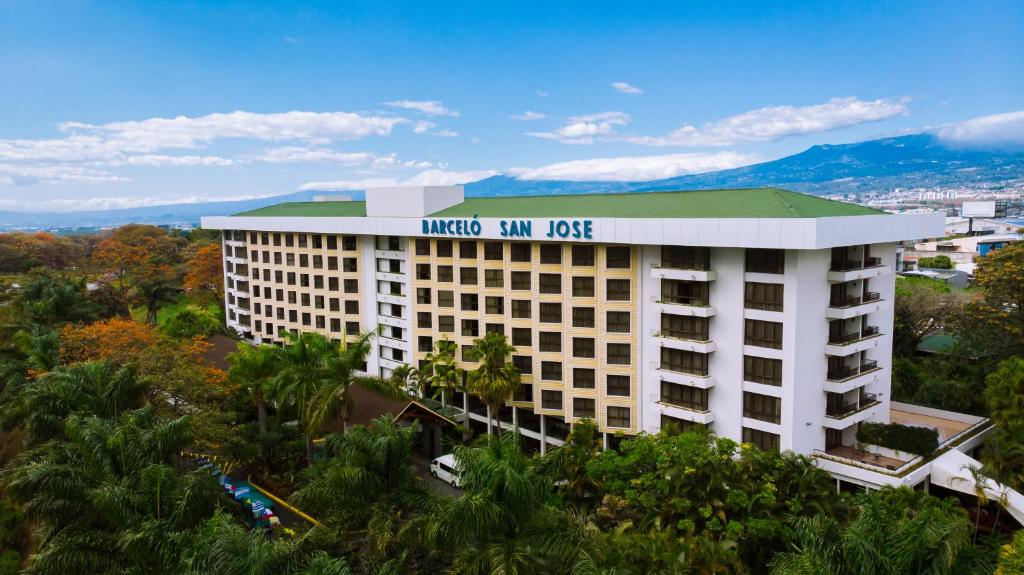 Nespecifikovaný výhled na hory nebo výhled na hory při pohledu z hotelu