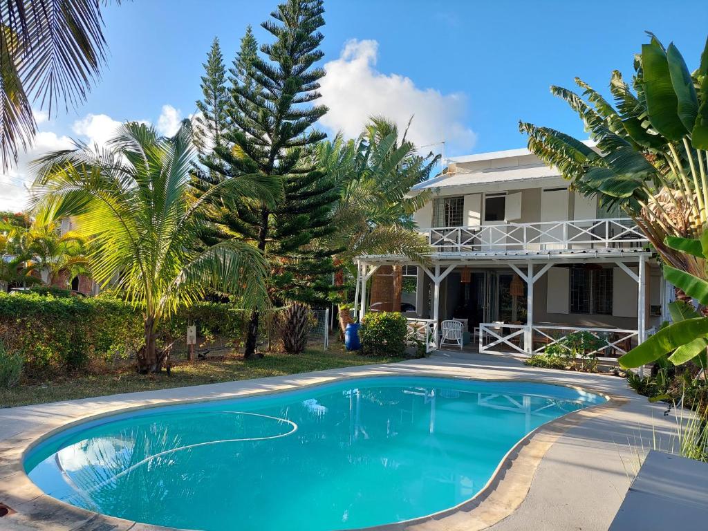 uma piscina em frente a uma casa em Blue Paradise em Blue Bay
