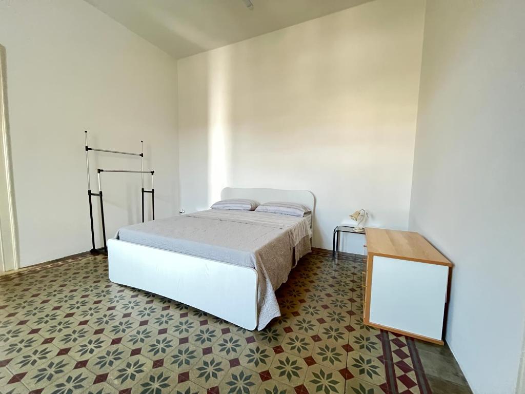 1 dormitorio con cama, espejo y mesa en Palazzo Storico Mileto, en Mileto