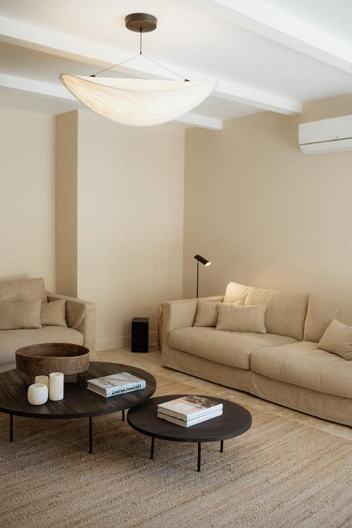 un salon avec deux canapés et une table dans l'établissement Maison B, à Bouchet