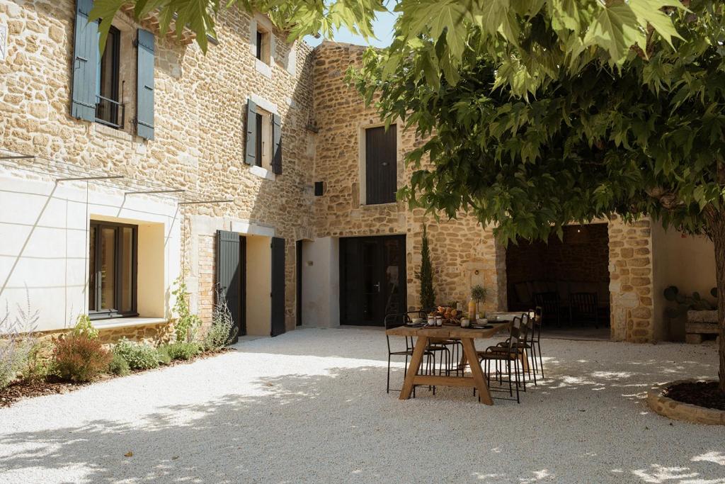 a table and chairs in front of a building at Maison B in Bouchet