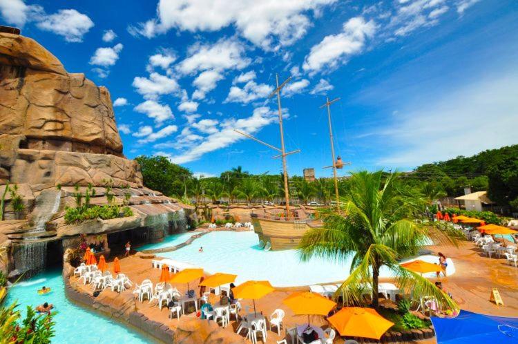 - une piscine dans un parc à thème avec des personnes dans l'établissement SPAZZIO DI ROMA INCLUSO ACQUA PARK SPLASH, à Caldas Novas