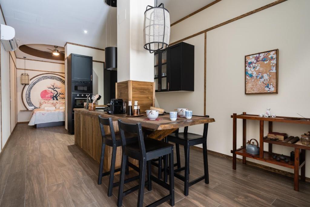 een keuken met een tafel en stoelen in een kamer bij Apartamento boutique estilo Japonés en El Grao Valencia in Valencia