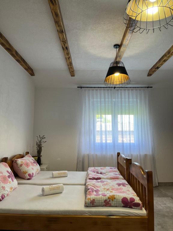 Postel nebo postele na pokoji v ubytování Apartmani Subotic