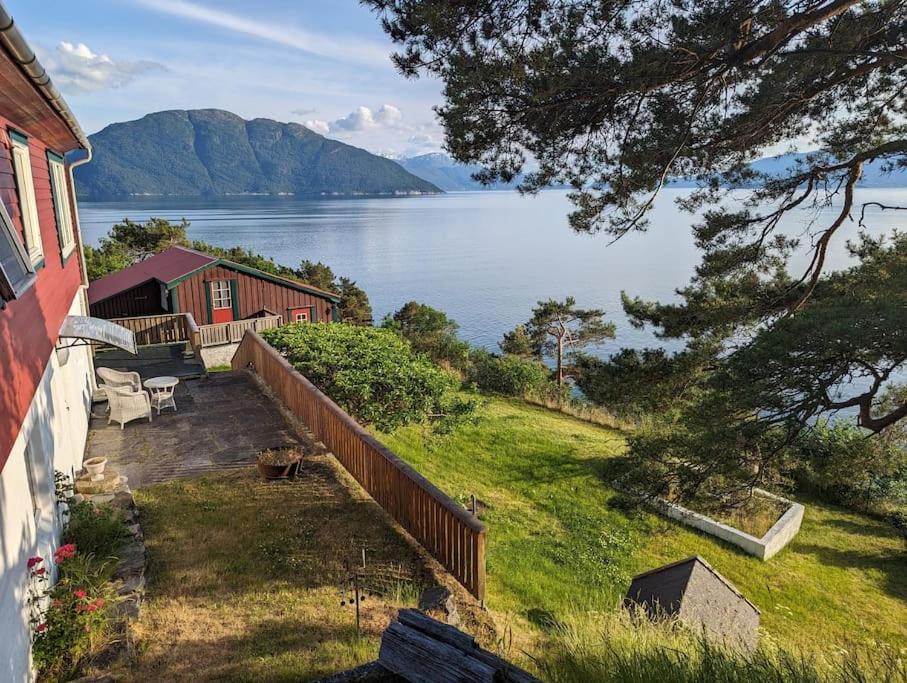 une maison avec vue sur une étendue d'eau dans l'établissement Hardangerfjord view 1, à Kvam