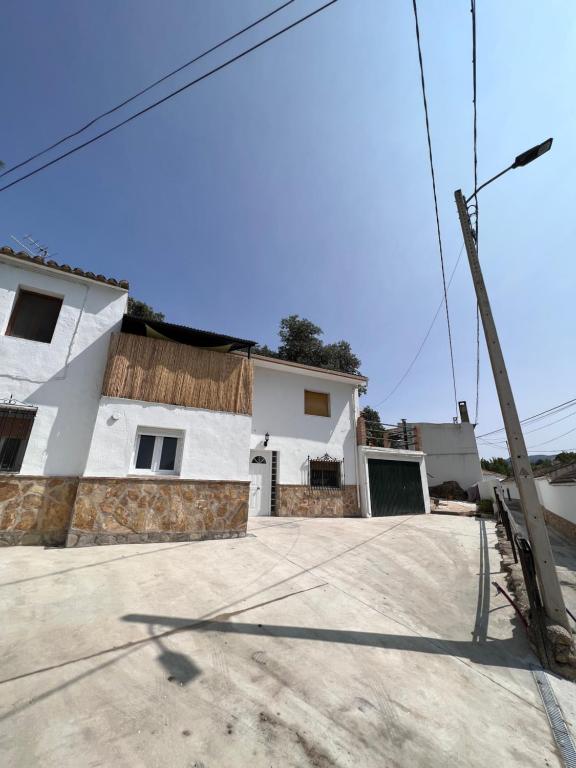 une maison avec un éclairage de rue devant elle dans l'établissement Open Mind Hostel, à Alcalá la Real