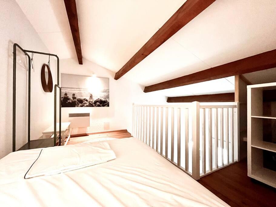 Una cama o camas en una habitaci&oacute;n de Studio meubl&eacute; avec Mezzanine