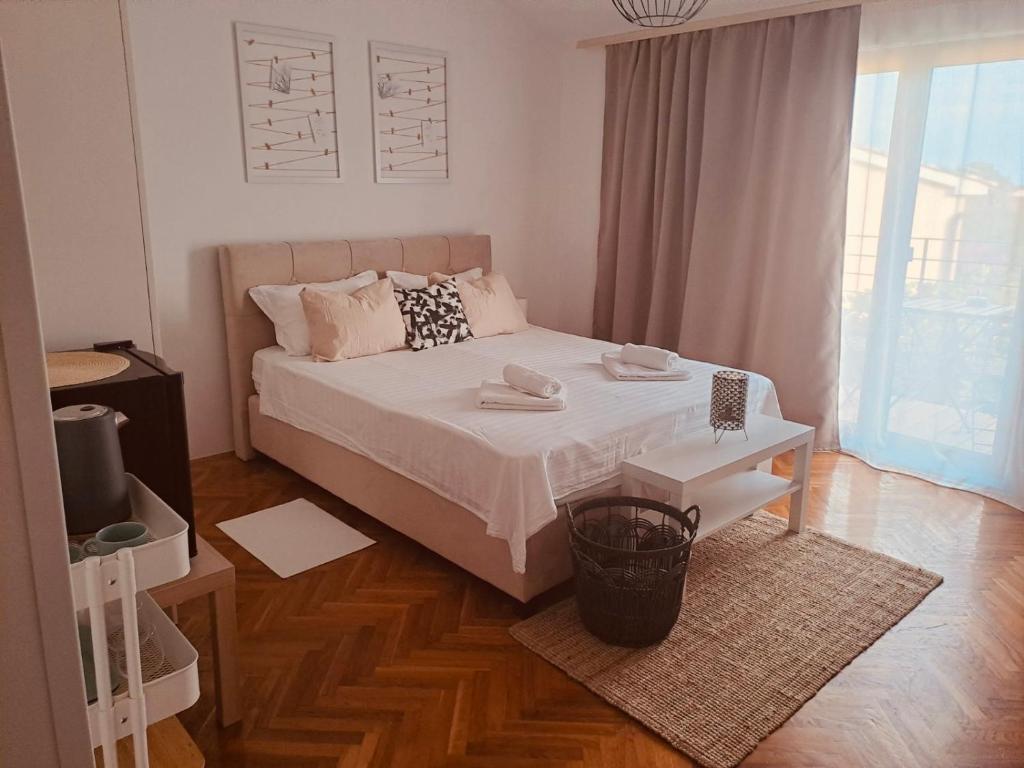 una piccola camera con letto e tavolo di Guests house DaLi a Rovigno (Rovinj)