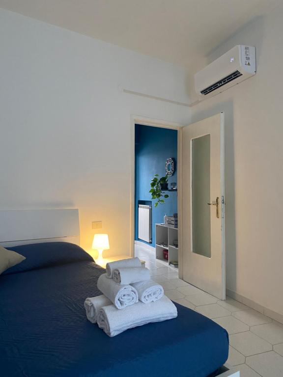 sypialnia z łóżkiem z ręcznikami w obiekcie La casetta di Andreina w mieście Sarzana
