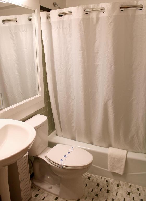 Bayside Resort, Lake George NY - Queen Kamer Met 2 Queensize Bedden