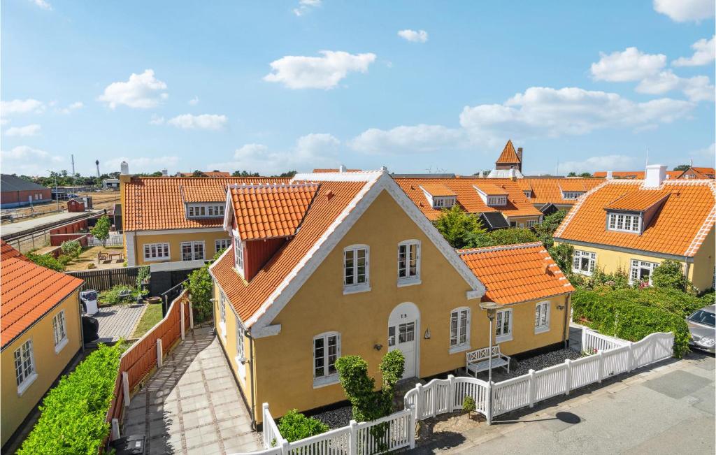 スケーエンにあるAmazing Home In Skagen With Wifiのオレンジ色の屋根の家屋