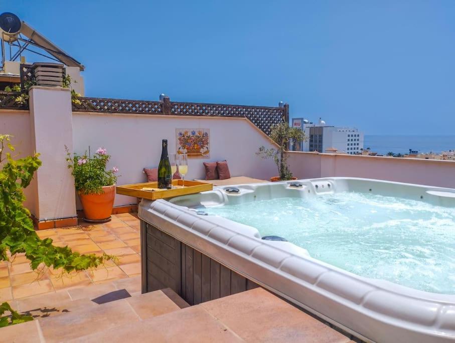 uma banheira de hidromassagem no telhado de um edifício em Penthouse with Jacuzzi and spectacular Sea Views em Nerja