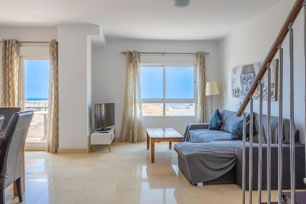 Posezení v ubytování Penthouse with Jacuzzi and spectacular Sea Views