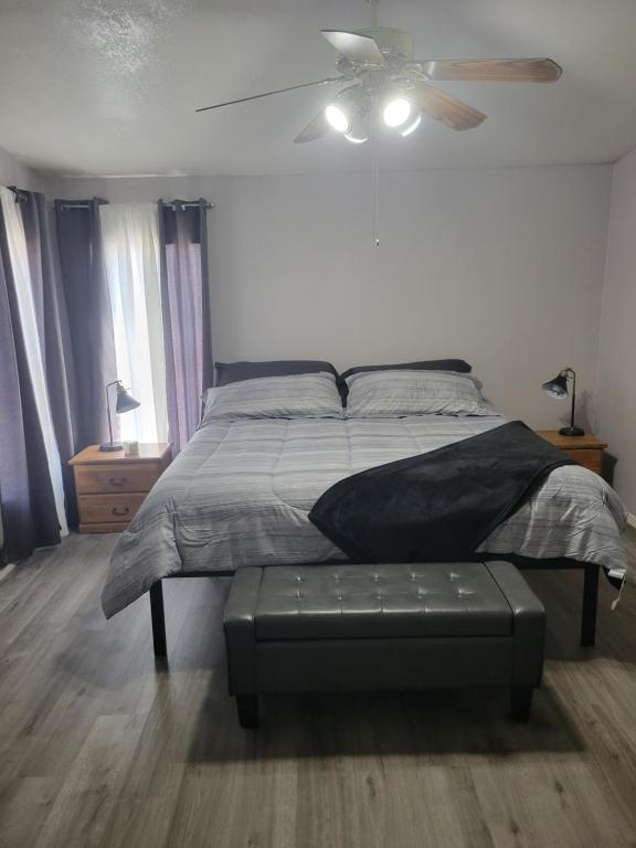 1 dormitorio con 1 cama y ventilador de techo en R&R in Saguaro Natl Park, en Avra