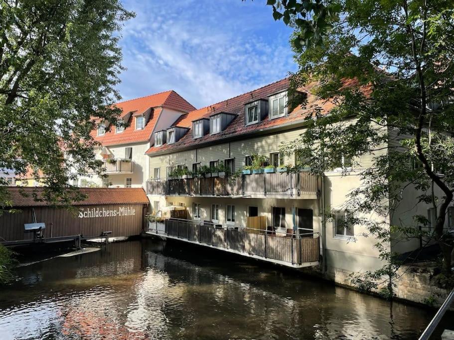 un edificio junto a un río al lado de un edificio en Erfurt City -Schildchensmühle, en Erfurt