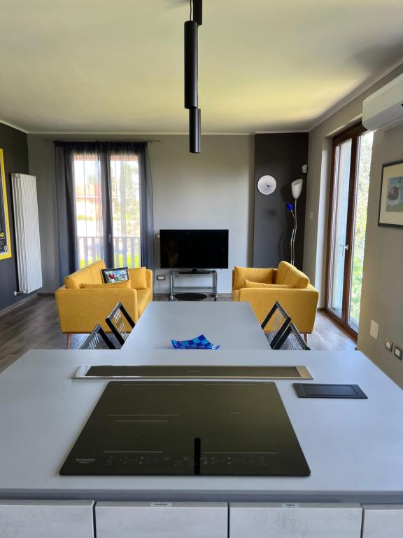 ein Wohnzimmer mit einem großen weißen Tisch und Stühlen in der Unterkunft Casetta Fausta immersa nel Golf Margara. in Fubine