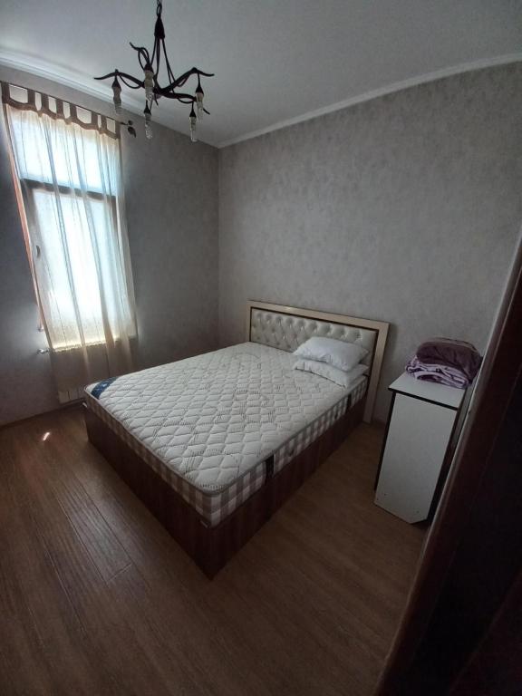 um pequeno quarto com uma cama e uma janela em Zagulba-Buzovny House near the Sea 5 minutes walk Загородный Дом em Goradil