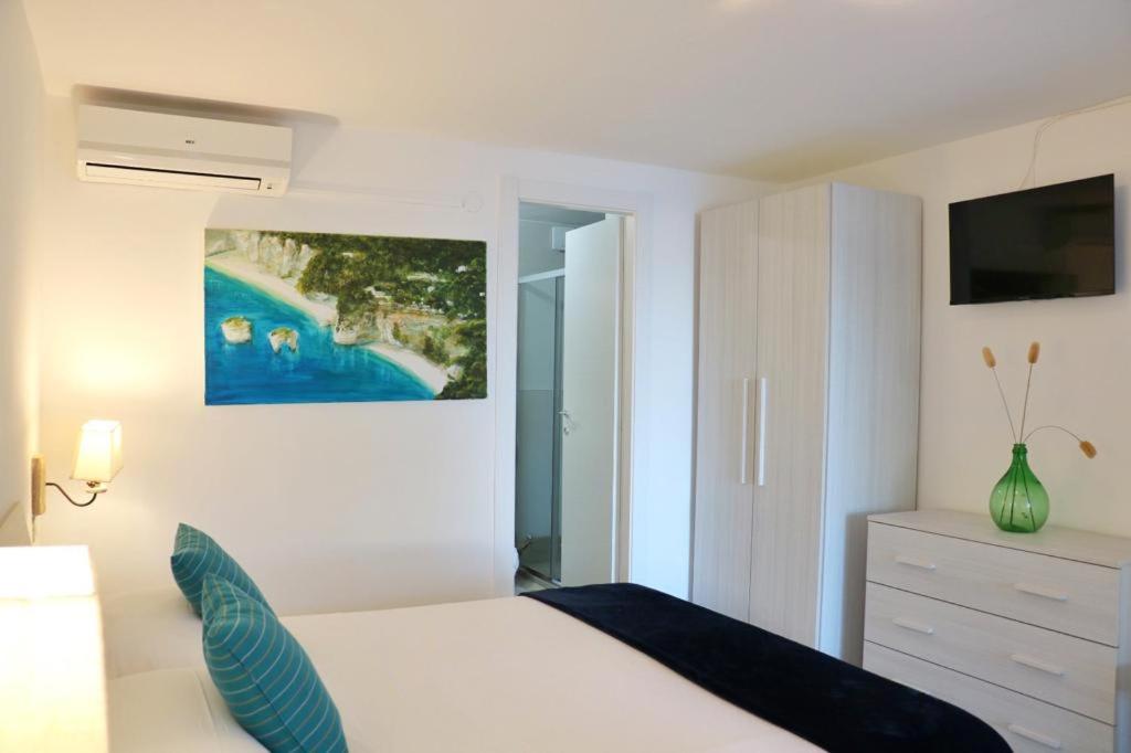 Uma cama ou camas num quarto em Albergo"Villa Biscotti"