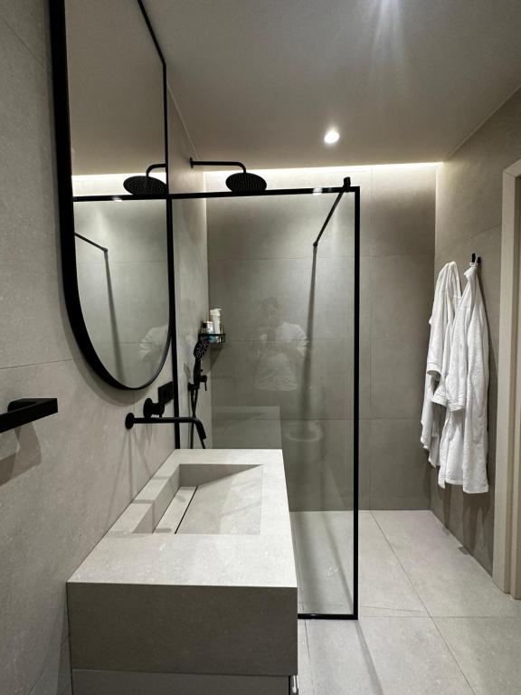 Gaia's Luxury Apartment - Image 8