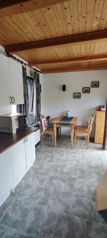 Kuchyň nebo kuchyňský kout v ubytování Chaty v Českém ráji u Prachovských skal - Malá chata pro 4 - Velká chata pro až 7 osob - ubytování v soukromí