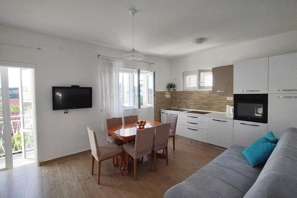 Η κουζίνα ή μικρή κουζίνα στο Apartman Marine