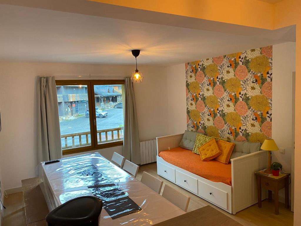 ein kleines Zimmer mit einem Bett und einem Fenster in der Unterkunft Le fleuri ensoleillé de Guzet in Ustou