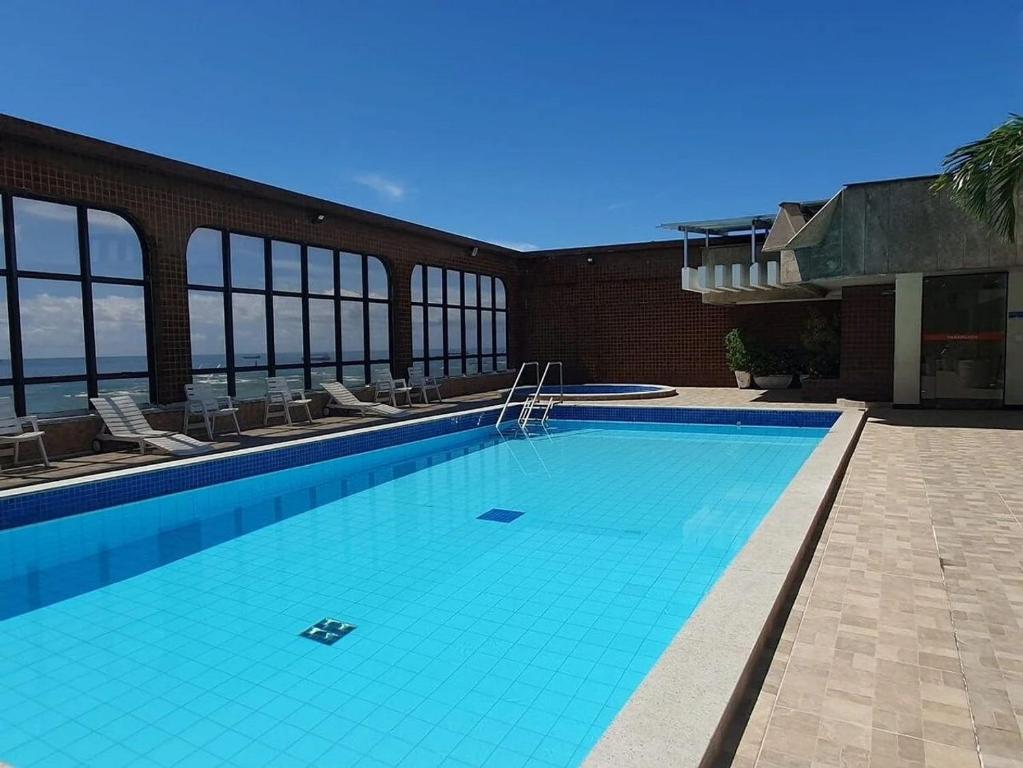 ein großer Pool in einem Gebäude in der Unterkunft Recanto Maravista apto Frente Mar 2 quartos in Vila Velha