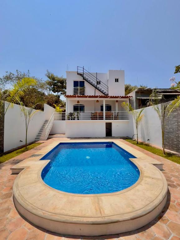 una piscina di fronte a una casa di Residencia en el centro de Puerto Escondido a Puerto Escondido