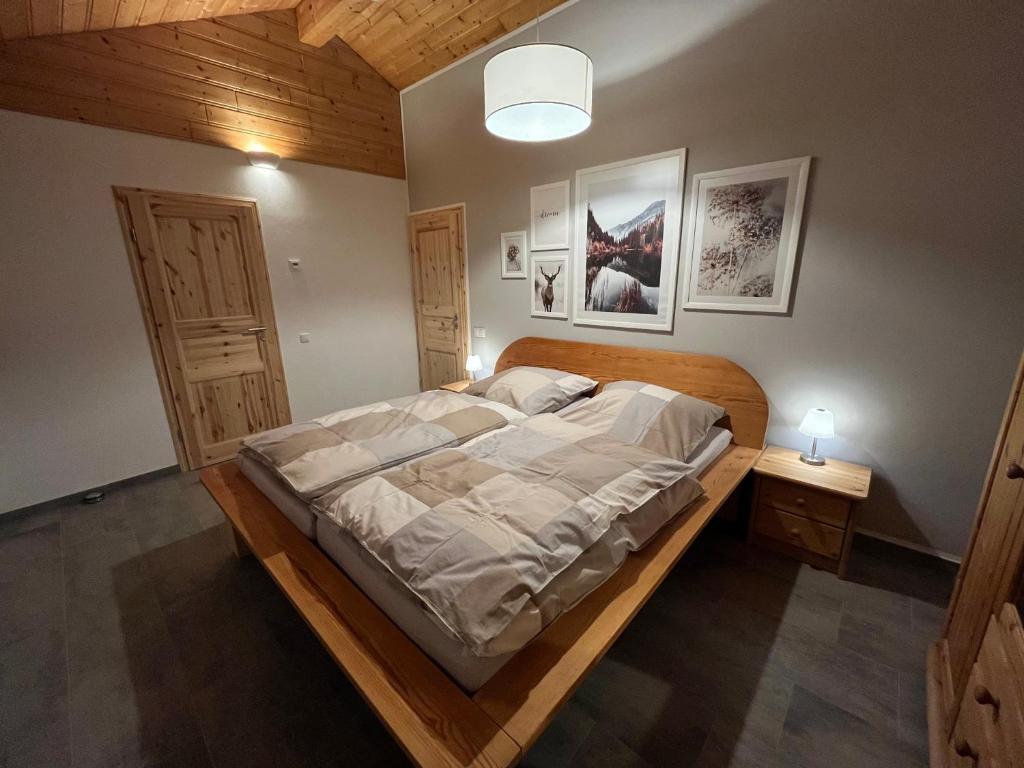 Ferienwohnung Reifferscheid في هيلينثال: غرفة نوم بسرير كبير مع اطار خشبي