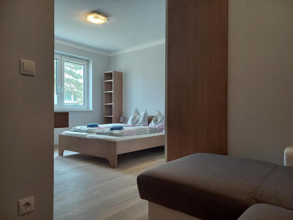 1 dormitorio con cama y ventana en Privatzimmer an der Büffelweide, en Gmünd