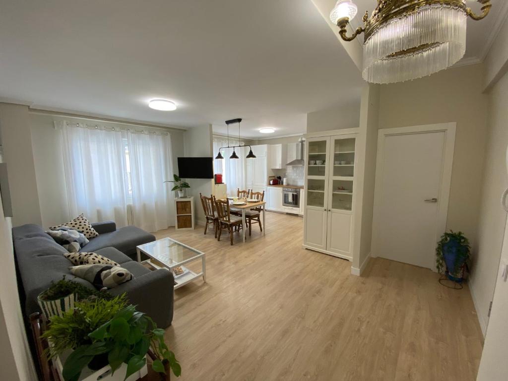 uma sala de estar com um sofá e uma mesa em Apartamento La Duna de Gamazo en Santander em Santander