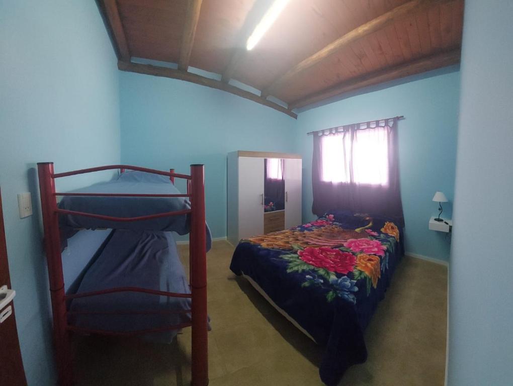 1 dormitorio con 2 literas y ventana en Alojamiento Los Imigrantes en Chajarí