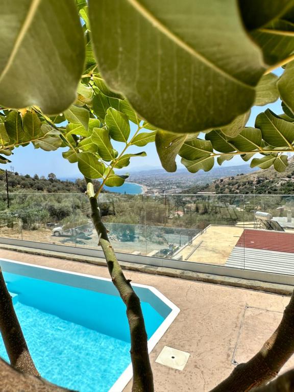 - une vue sur la piscine depuis une usine dans l'établissement CRETelia House, à Palaiokastro