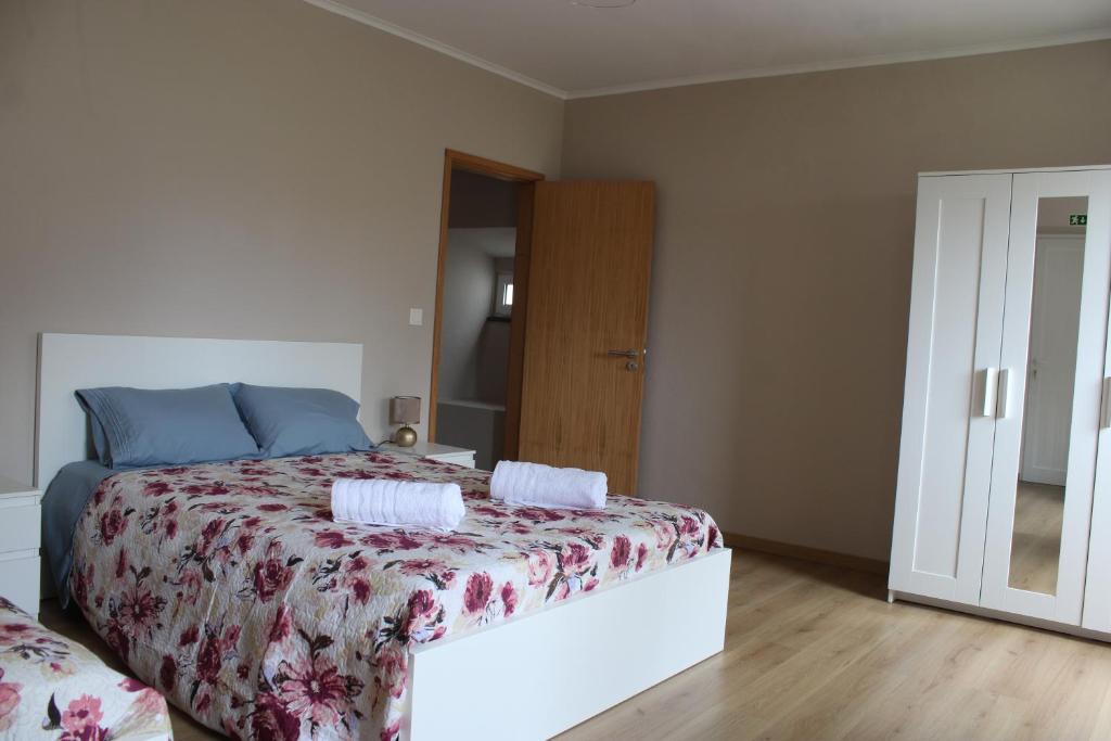 Postel nebo postele na pokoji v ubytování Cantinho da Ribeira