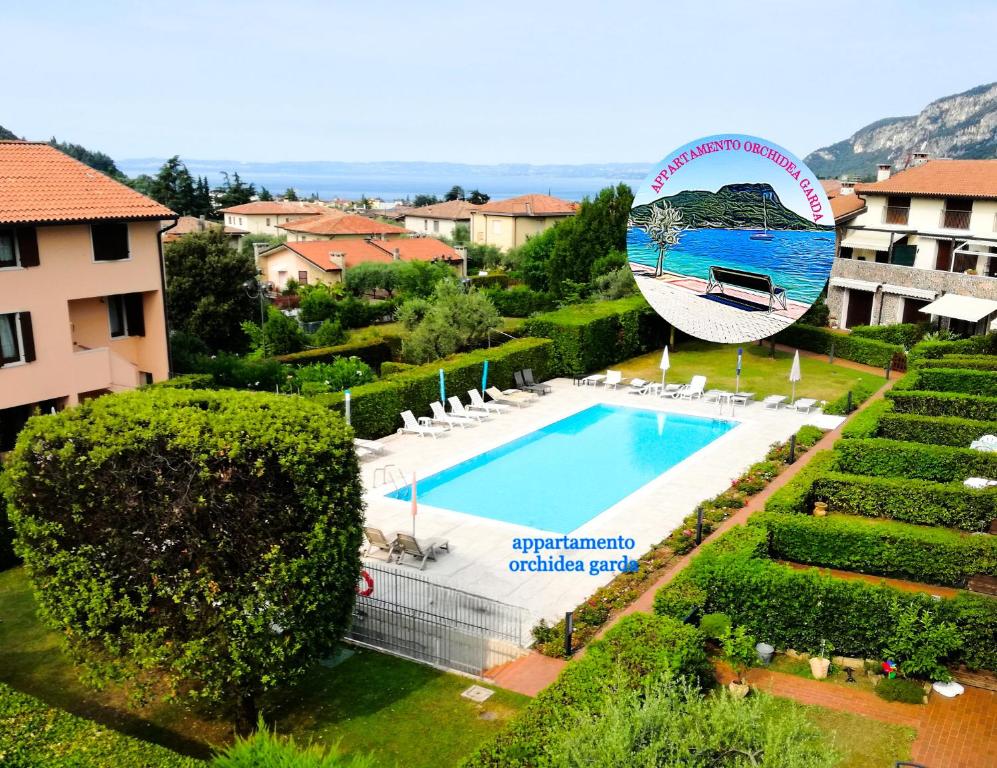 vista sulla piscina di un resort di Appartamento Orchidea Garda a Garda