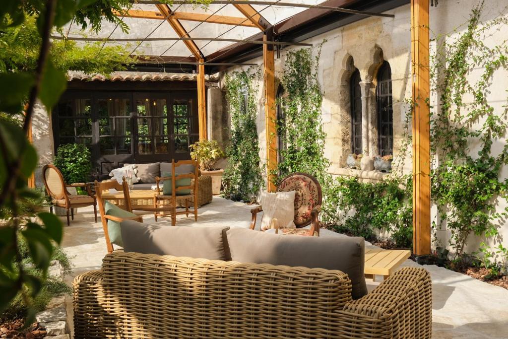 Posezení v ubytování L'Abbaye Hôtel