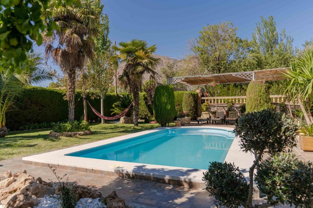 Nigüelas的住宿－Casa Rural Rizao，一个带凉棚的庭院内的游泳池