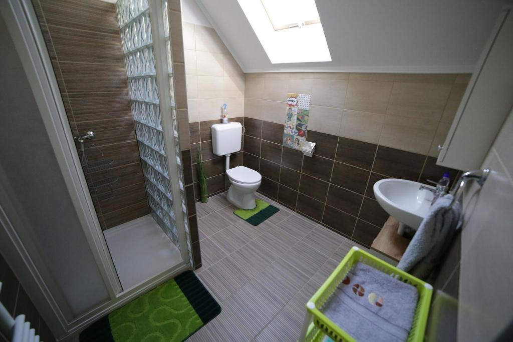 Koupelna v ubytování Fónagy Apartmanok