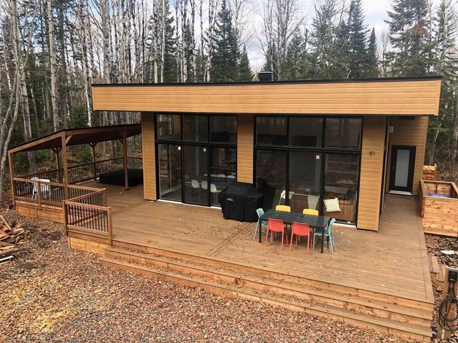 Casa con terraza con mesa y sillas en Le Vaillant du Massif, en Petite-Rivière-Saint-François