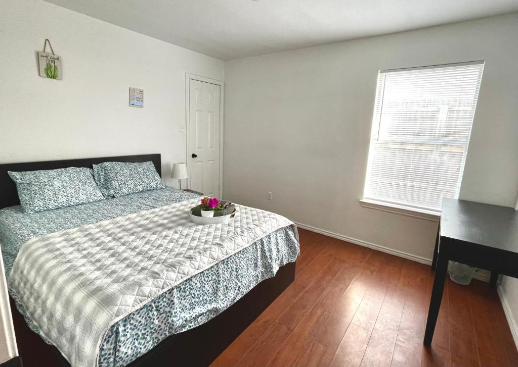 um quarto com uma cama com uma tigela de flores em Private room near downtown Dallas2 em Dallas